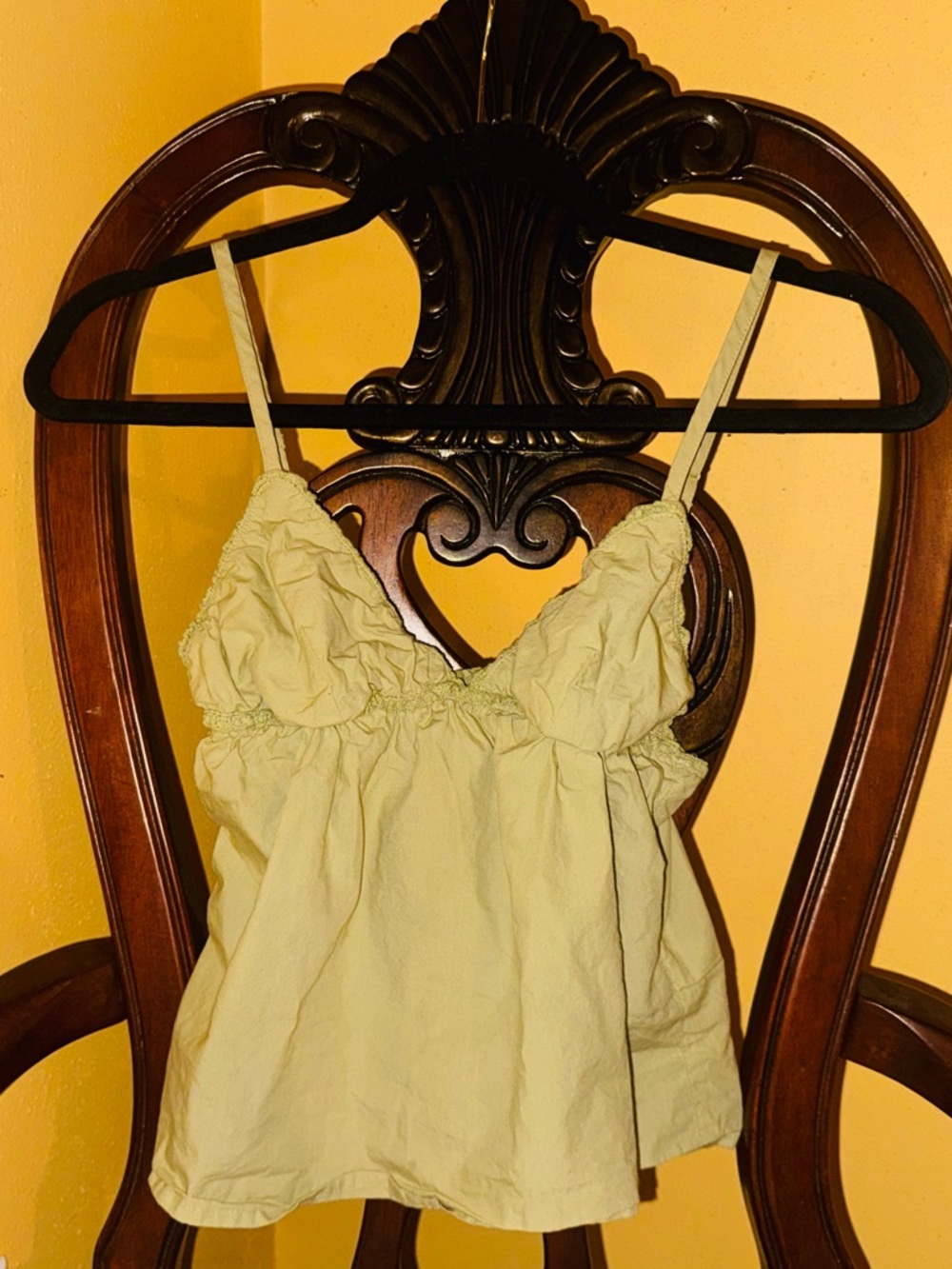 👑 CUTE SIZE SMALL Urban Outfitters Pale Yellow Spaghetti Strap Cami